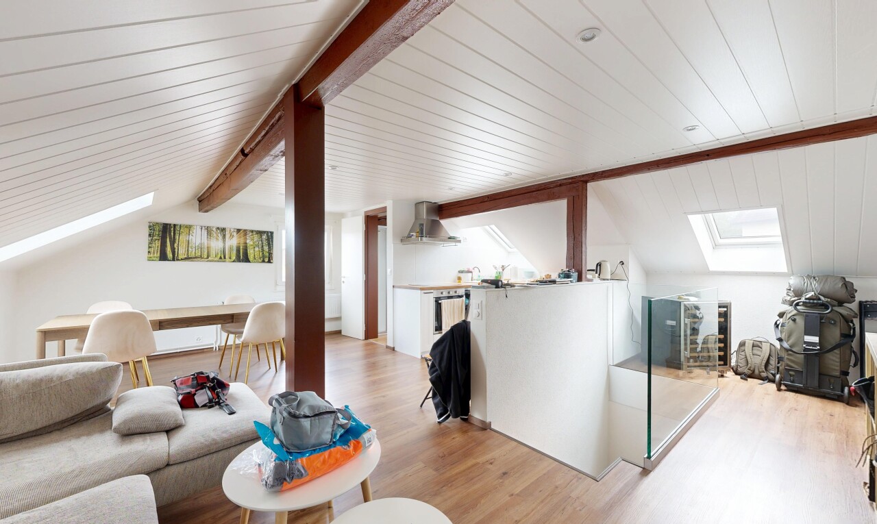 salon / salle à manger avec vaulted ceiling, plafond voûté, puits de lumière, wood finish floor, et sol en finition bois