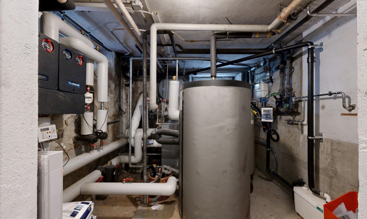 gym avec chauffe-eau, sous-sol, inside property, et réservoir d'expansion d'eau