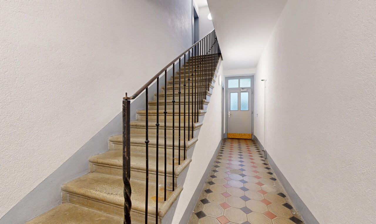 escaliers avec escaliers, sol en vinyle, vinyl floor, inside property, et plinthes murales