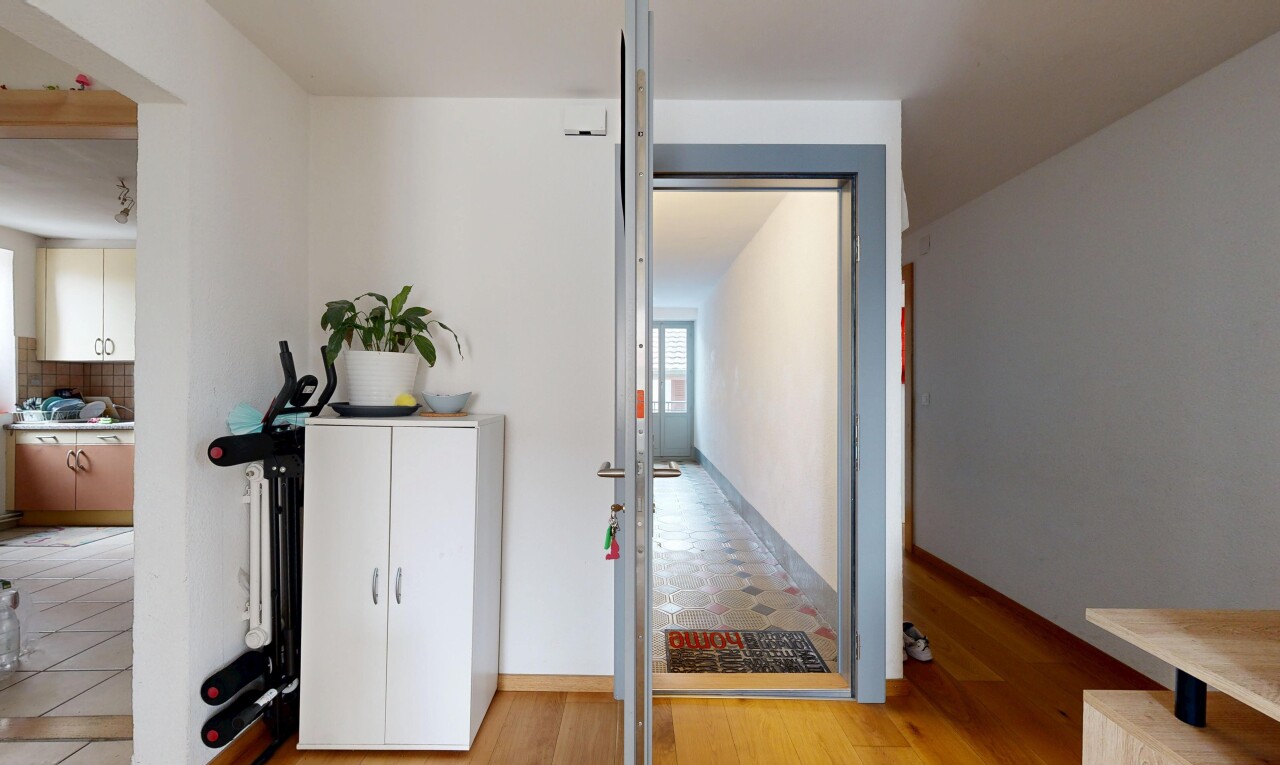 couloir avec drywall, cloison sèche, lumière naturelle, light floor, et inside property