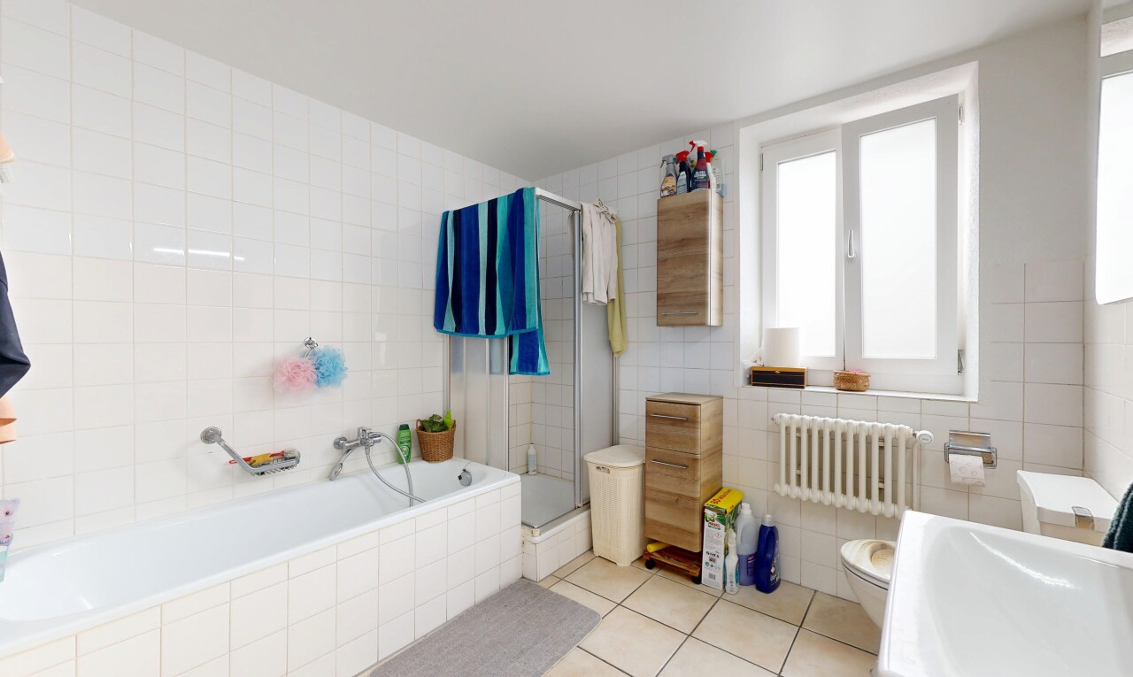 salle de bains avec mur en carrelage, tile wall, bain, salle de bain complète, et douche
