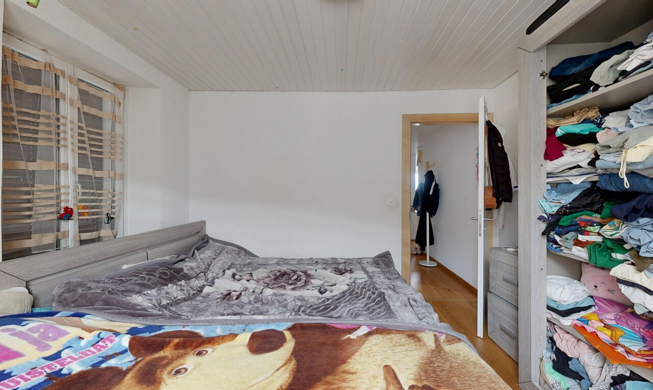 chambre avec drywall, cloison sèche, inside property, wood finish floor, et sol en finition bois