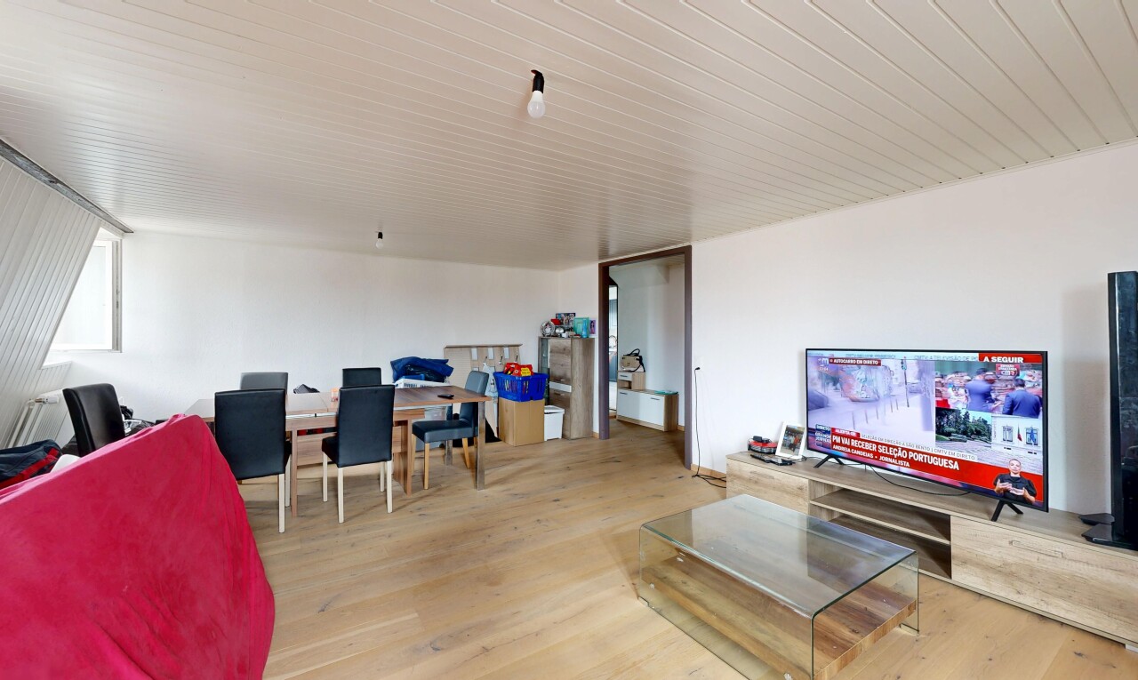 salon / salle à manger avec télévision, cloison sèche, drywall, sol en finition bois, et wood finish floor
