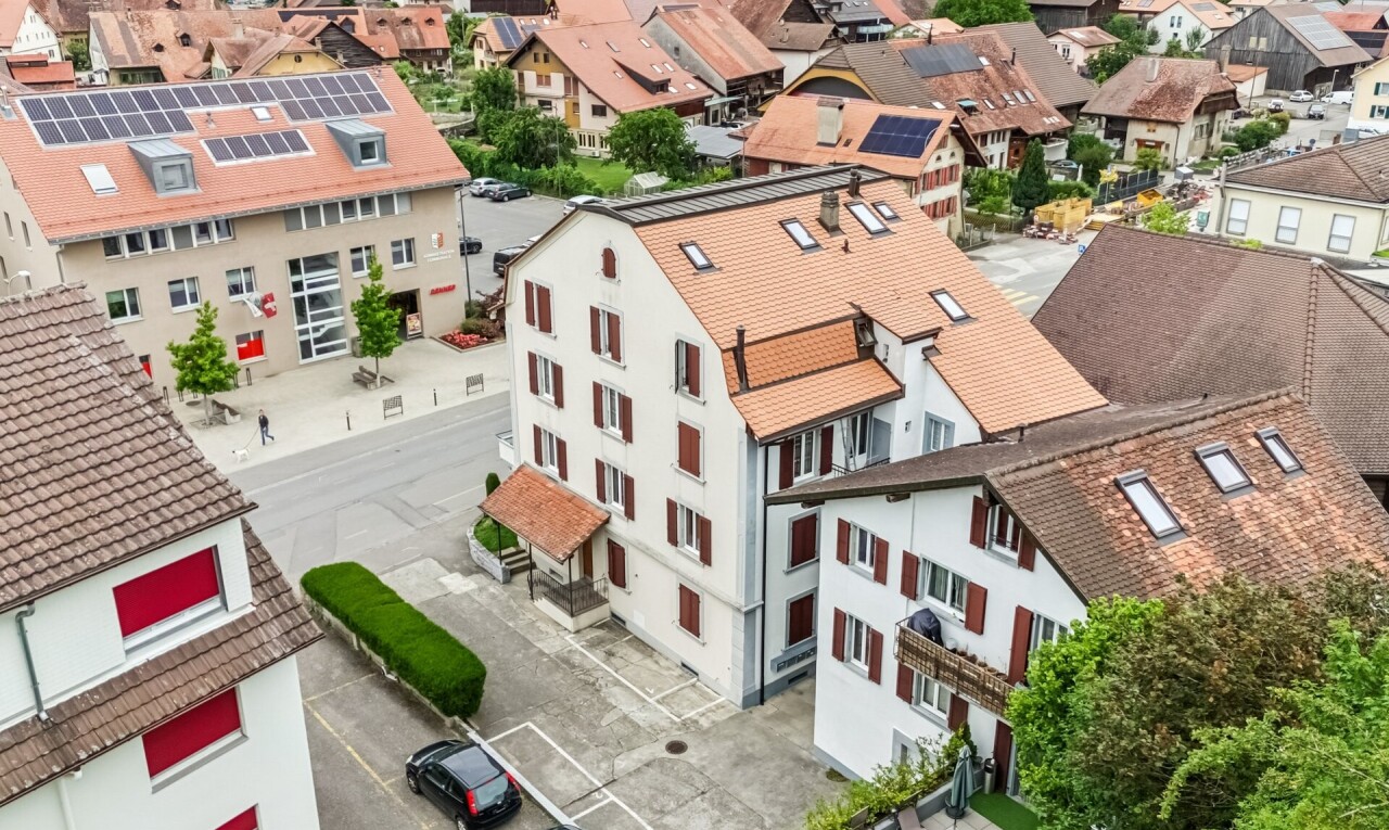 extérieur du bâtiment avec parking et drone view