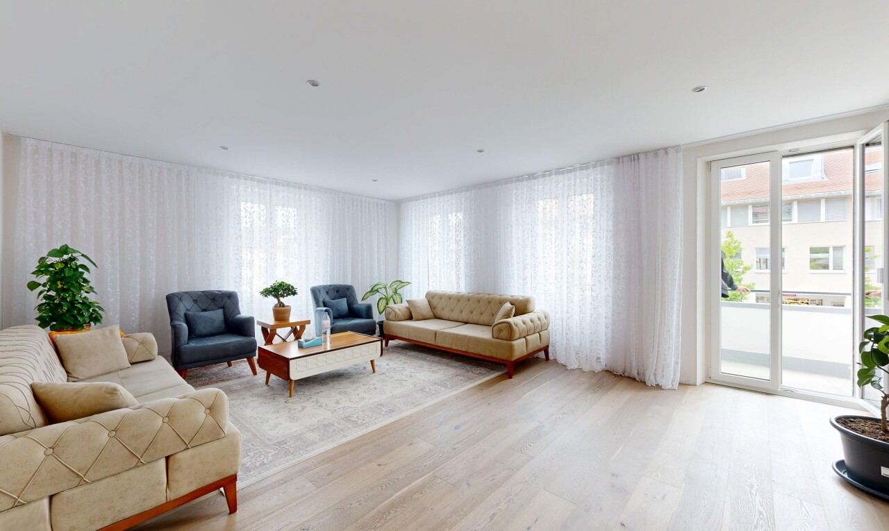 salon avec sol en finition bois, wood finish floor, inside community, et éclairage encastré