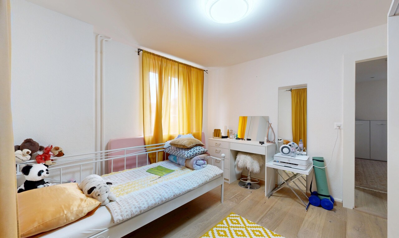 chambre avec wood finish floor, sol en finition bois, drywall, cloison sèche, et inside property