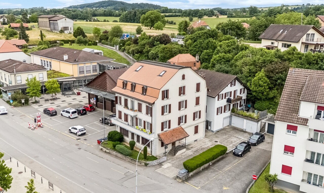 façade avec bordures, day time, et drone view
