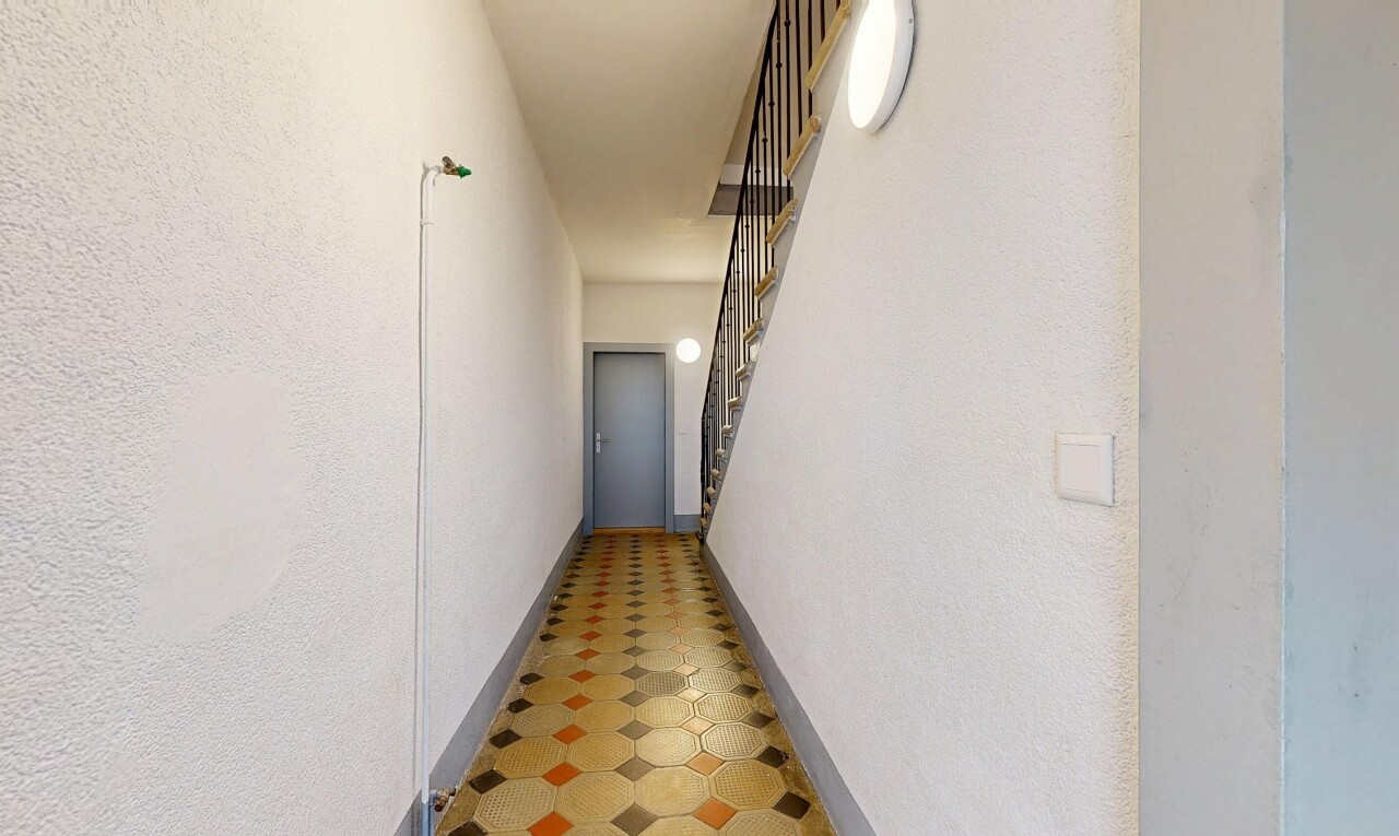 couloir avec escaliers, textured wall, mur texturé, inside community, et vinyl floor