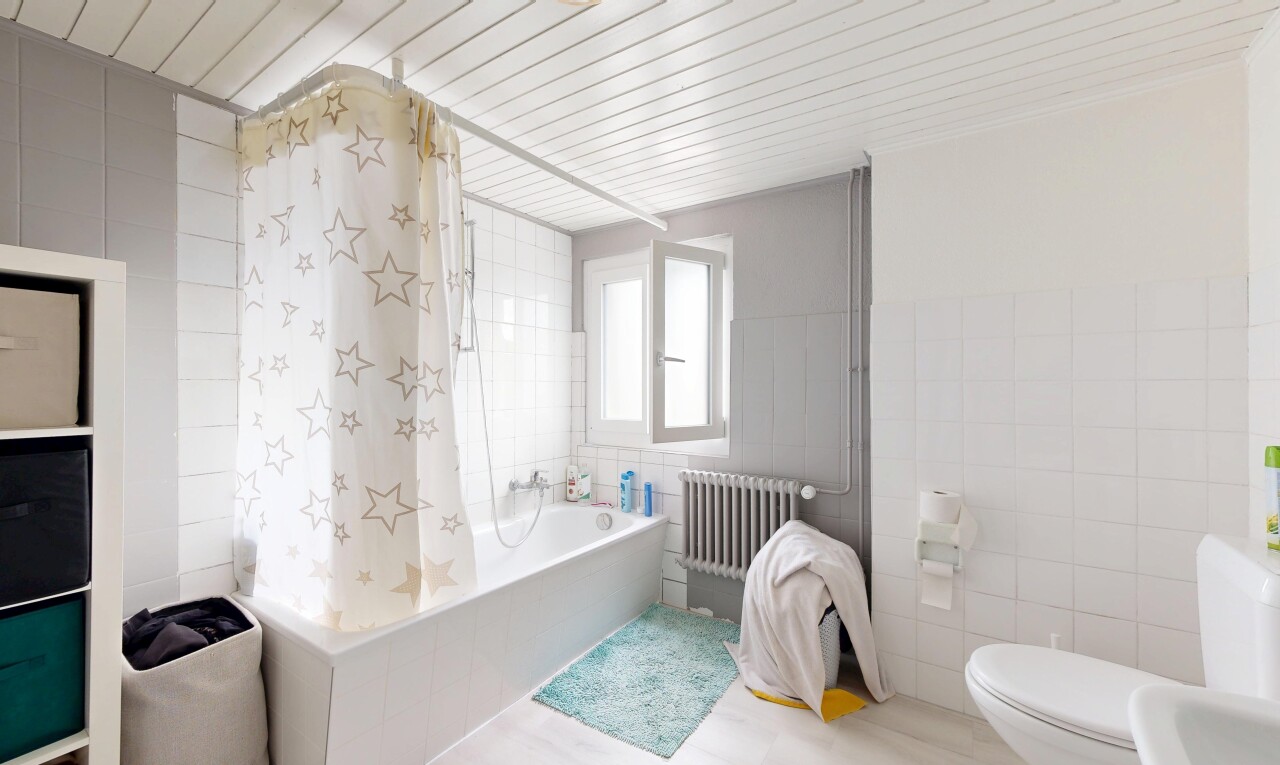 salle de bains avec tile wall, mur en carrelage, salle de bain complète, douche-bain combinés, et toilette