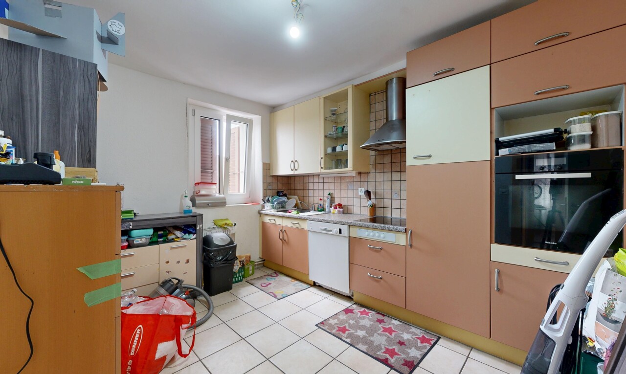 cuisine avec hotte, backsplash, dosseret, light floor, et four