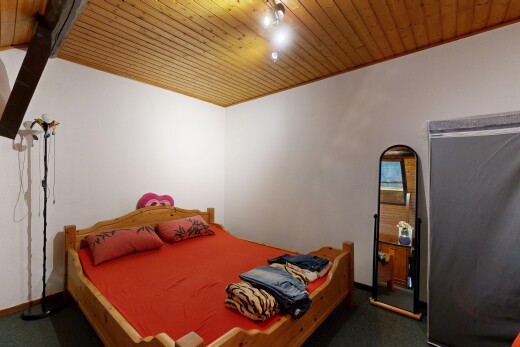 chambre avec éclairage sur rail, wood ceiling, plafond en bois, high end ceiling, et drywall