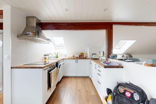 cuisine avec puits de lumière, hotte, light floor, white cabinets, et armoires blanches