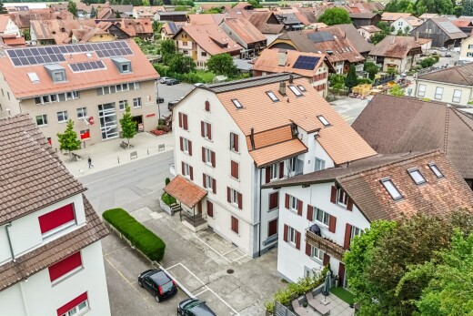 extérieur du bâtiment avec parking et drone view