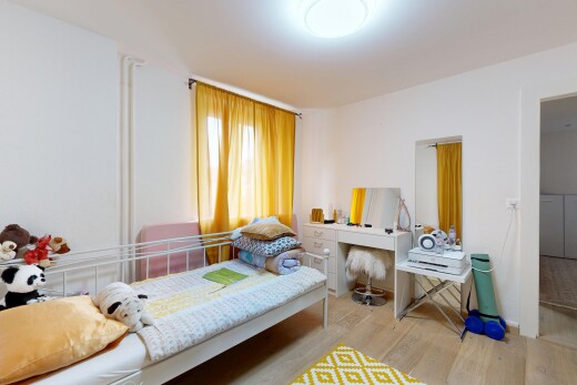 chambre avec wood finish floor, sol en finition bois, drywall, cloison sèche, et inside property