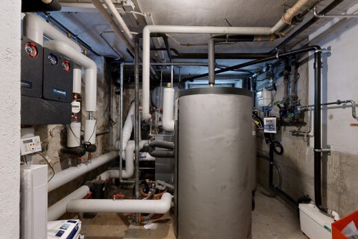gym avec chauffe-eau, sous-sol, inside property, et réservoir d'expansion d'eau