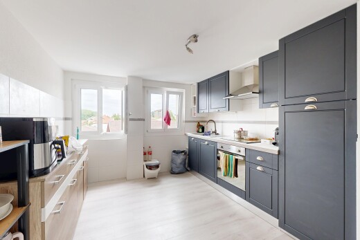 küche mit dunstabzugshaube, light floor, light countertops, arbeitsplatten, und natürliches licht