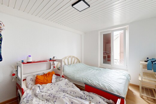 chambre avec lumière naturelle, inside property, plafond en bois, wood ceiling, et sol en finition bois