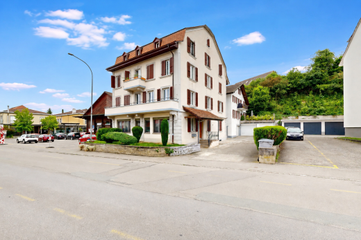 außenansicht mit straßenlaternen und day time