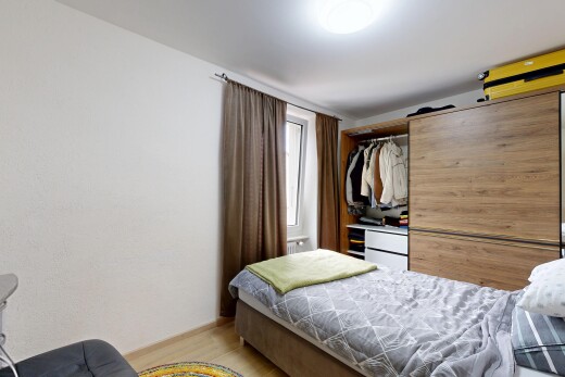 chambre avec porte de grange, lumière naturelle, sol en finition bois, wood finish floor, et inside property
