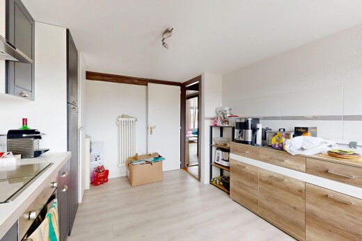 cuisine avec light floor, sol en finition bois, wood finish floor, light countertops, et plans de travail