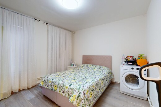 chambre avec lave-linge et sèche-linge, sol en finition bois, wood finish floor, cloison sèche, et drywall