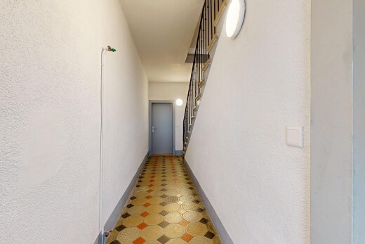 couloir avec escaliers, textured wall, mur texturé, inside community, et vinyl floor