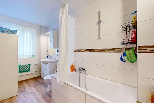 salle de bains avec lavabo (ou coiffeuse selon le contexte), salle de bain complète, douche-bain combinés, sol en finition bois, et wood finish floor