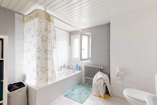 salle de bains avec tile wall, mur en carrelage, salle de bain complète, douche-bain combinés, et toilette