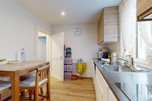 cuisine avec plaque de cuisson, light floor, sol en finition bois, wood finish floor, et évier