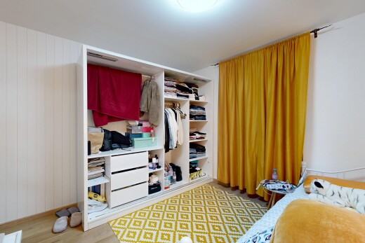chambre avec wood finish floor, sol en finition bois, placard, inside property, et light floor