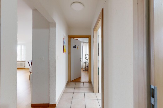 couloir avec inside property, light floor, tile floor, sol en carrelage, et radiateur