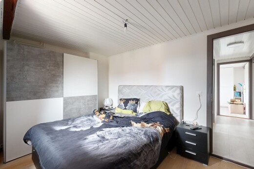 chambre avec inside property, sol en finition bois, wood finish floor, cloison sèche, et drywall