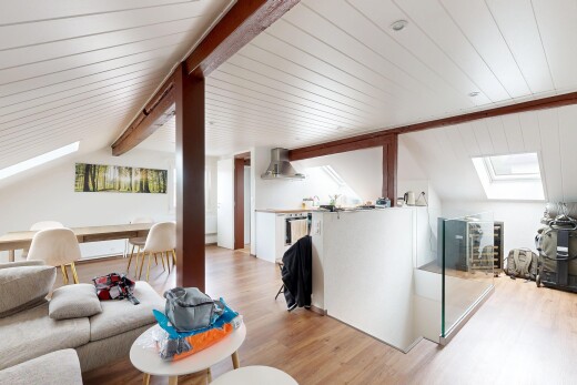 salon / salle à manger avec vaulted ceiling, plafond voûté, puits de lumière, wood finish floor, et sol en finition bois
