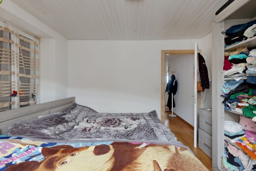chambre avec drywall, cloison sèche, inside property, wood finish floor, et sol en finition bois