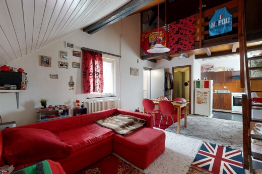 salon / salle à manger avec high end ceiling, cloison sèche, drywall, inside property, et radiateur