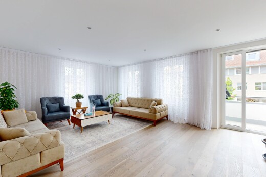salon avec sol en finition bois, wood finish floor, inside community, et éclairage encastré