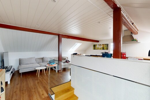 salon avec sol en finition bois, wood finish floor, plafond voûté, vaulted ceiling, et inside property