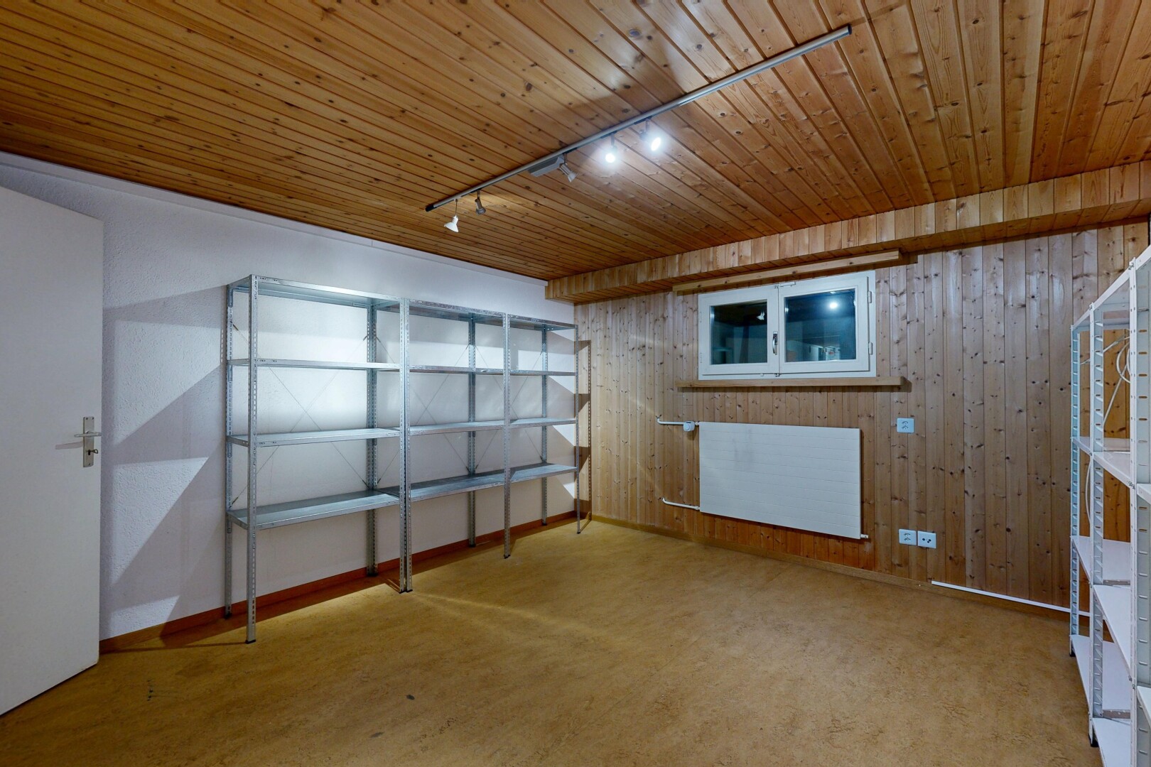 leerer raum mit deckenbeleuchtung, track lighting, holzdecke, wood ceiling, und holzwand
