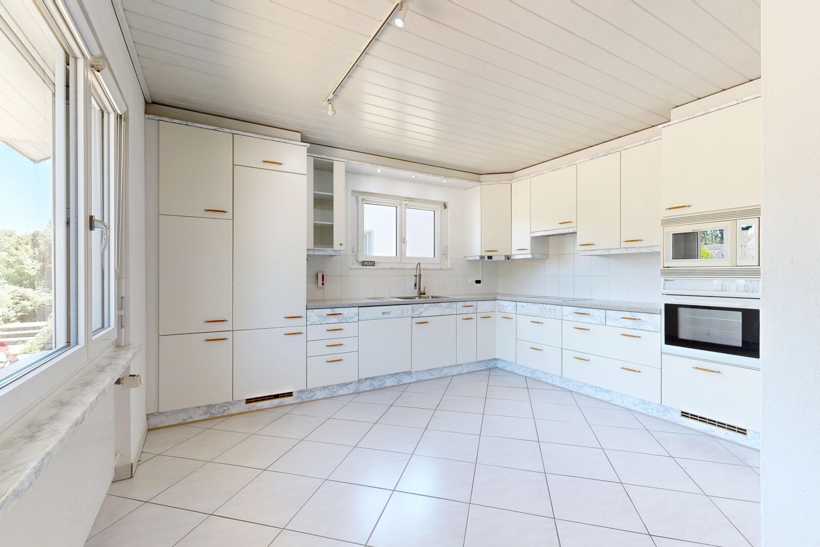 küche mit light floor, ofen, deckenbeleuchtung, track lighting, und küchenrückwand beim herd