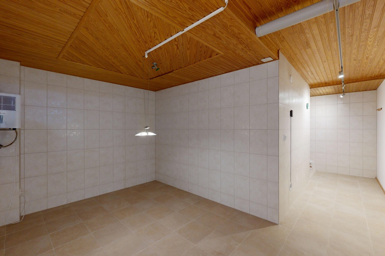 leerer raum mit holzdecke, wood ceiling, fliesenwand, tile wall, und inside property