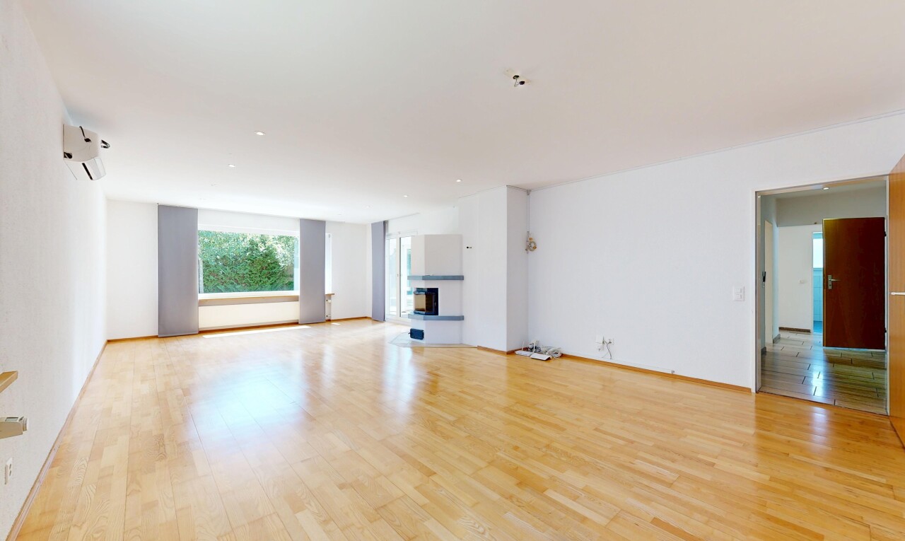 leerer raum mit holzfußboden, wood finish floor, inside property, wandklimaanlage, und gipskartonwand