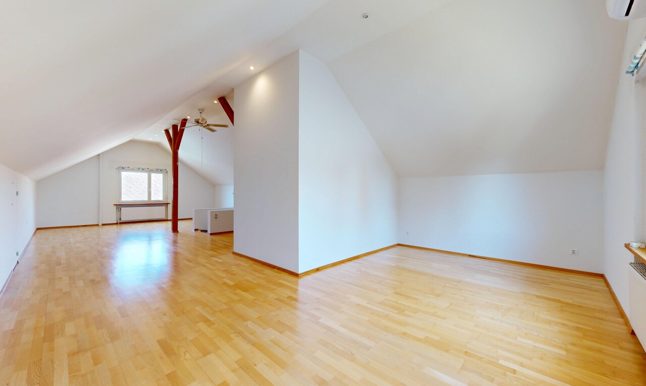 leerer raum mit zusätzliches zimmer, dachschräge, vaulted ceiling, holzfußboden, und wood finish floor