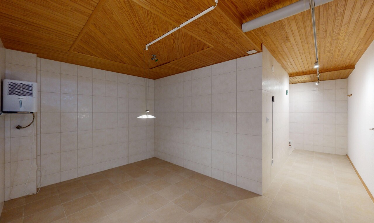 leerer raum mit holzdecke, wood ceiling, fliesenwand, tile wall, und inside property