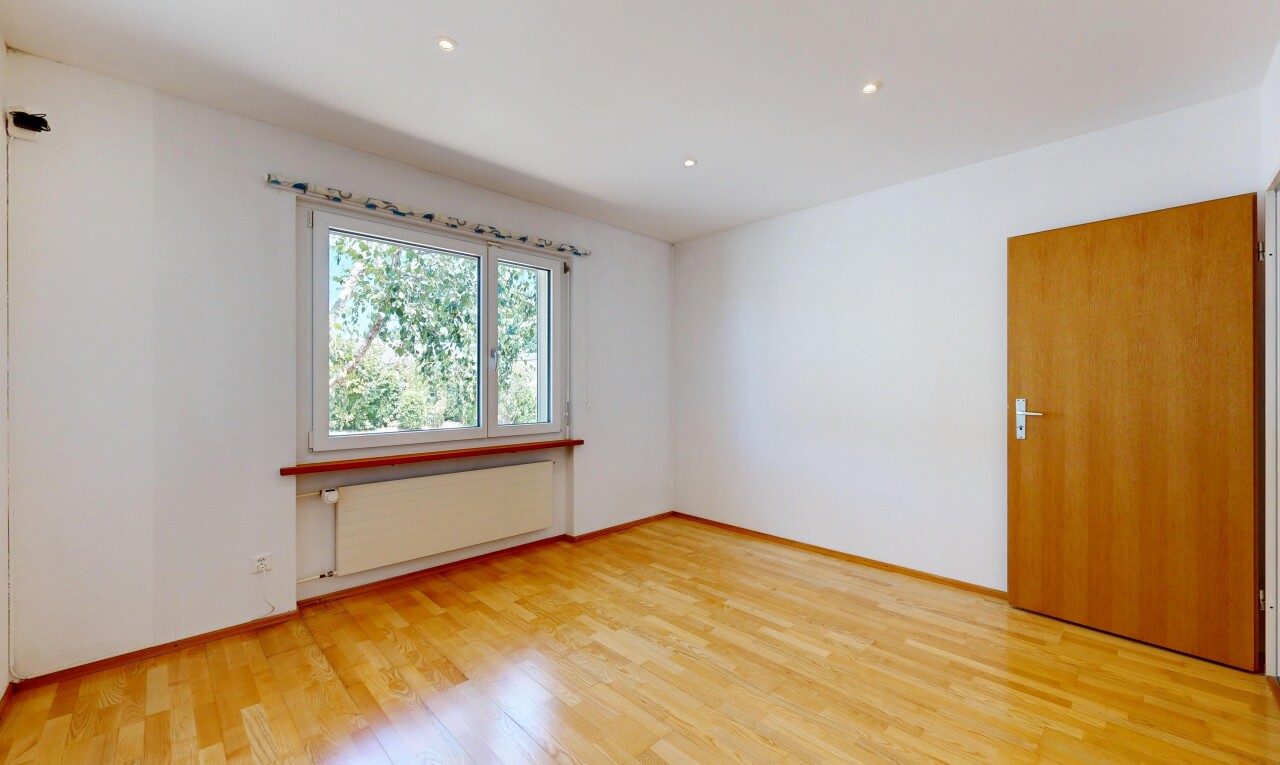 leerer raum mit holzfußboden, wood finish floor, kühler, inside property, und gipskartonwand
