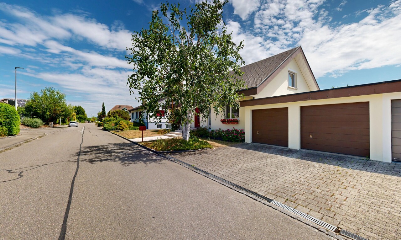 außenansicht mit day time, auffahrt, stuckverkleidung, und garage angeschlossen