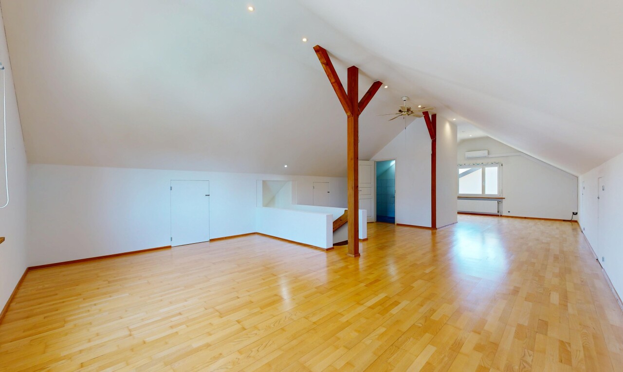 leerer raum mit zusätzliches zimmer, niedrige decke, low ceiling, holzfußboden, und wood finish floor