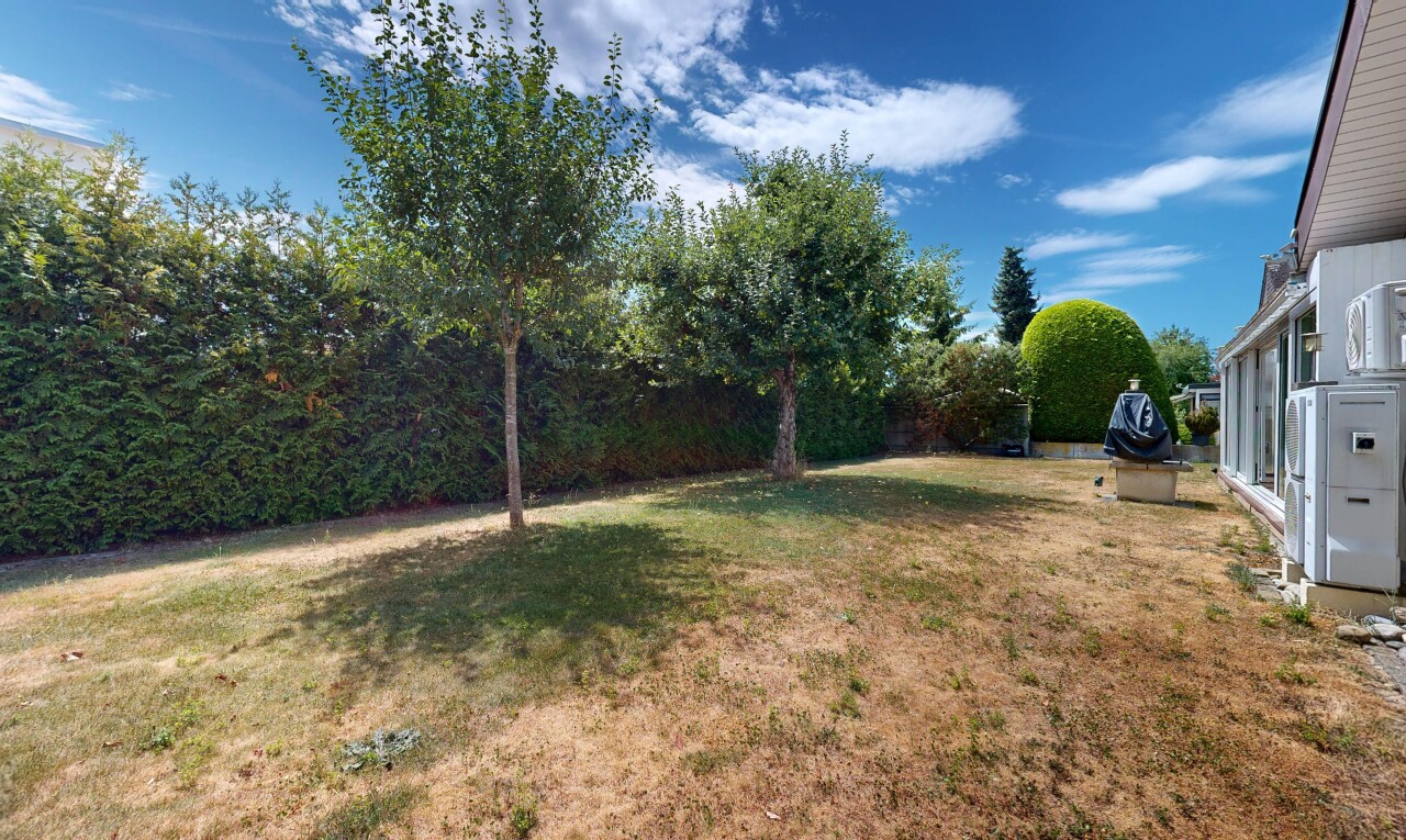 garten mit day time, rasen, und from property