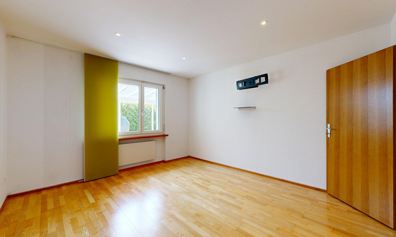 leerer raum mit inside property, holzfußboden, wood finish floor, natürliches licht, und natural light