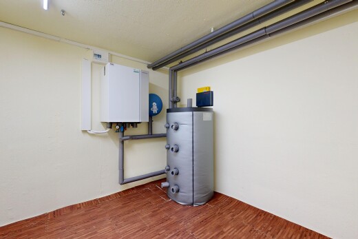 wäschekammer mit gipskartonwand, drywall, holzfußboden, wood finish floor, und wasserkocher