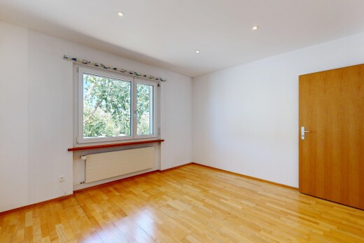 leerer raum mit holzfußboden, wood finish floor, kühler, inside property, und gipskartonwand